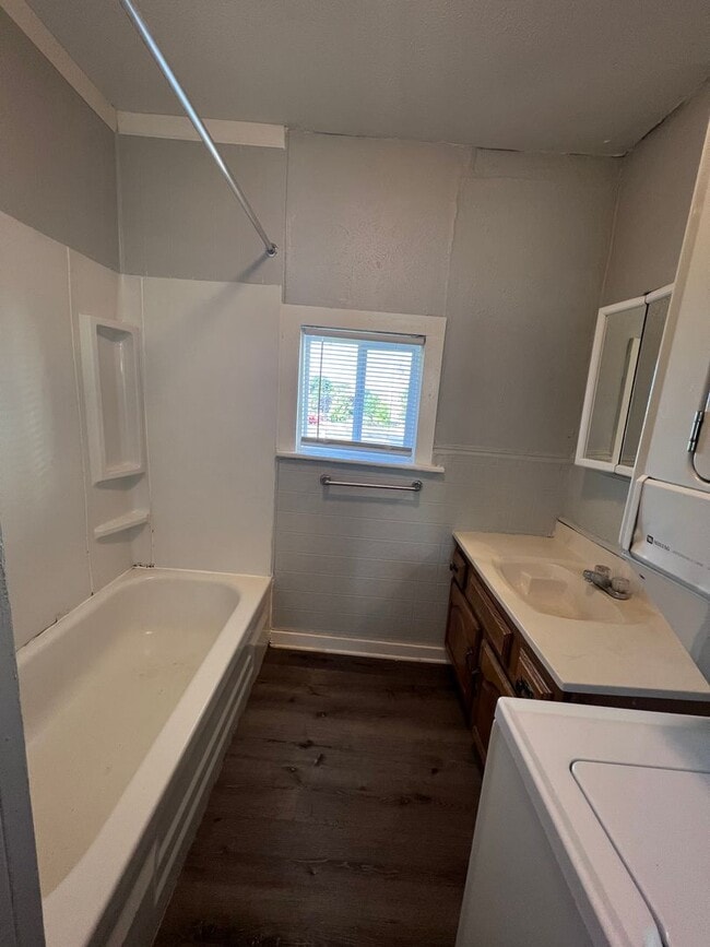 Building Photo - Bright Upper Two Bedroom Unit! Recently Remodeled!