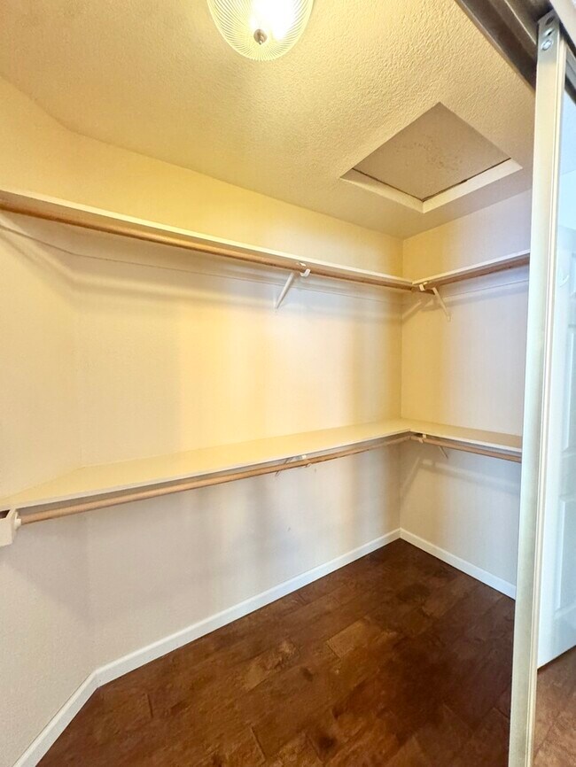 Building Photo - Beautiful 4 bedroom 3 bath home in the Hillsborough community!