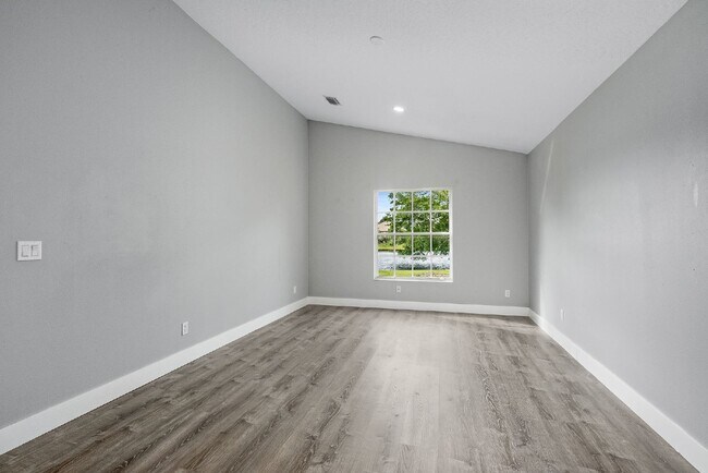 Building Photo - Stunning 3 Bed, 2 Bath Home in Vizcaya Estates