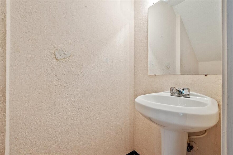 Building Photo - 833 NW 82nd Ave