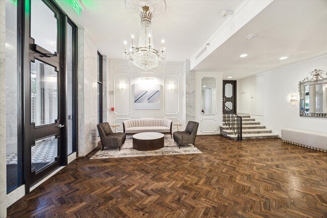 Building Photo - 2701 Westheimer Rd