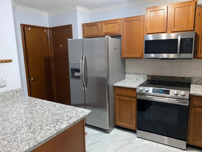 Building Photo - 4022 Laurelwood Dr