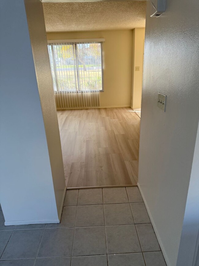 Building Photo - Tempe 3 Bed/1.5 Bath Townhouse w/Community...