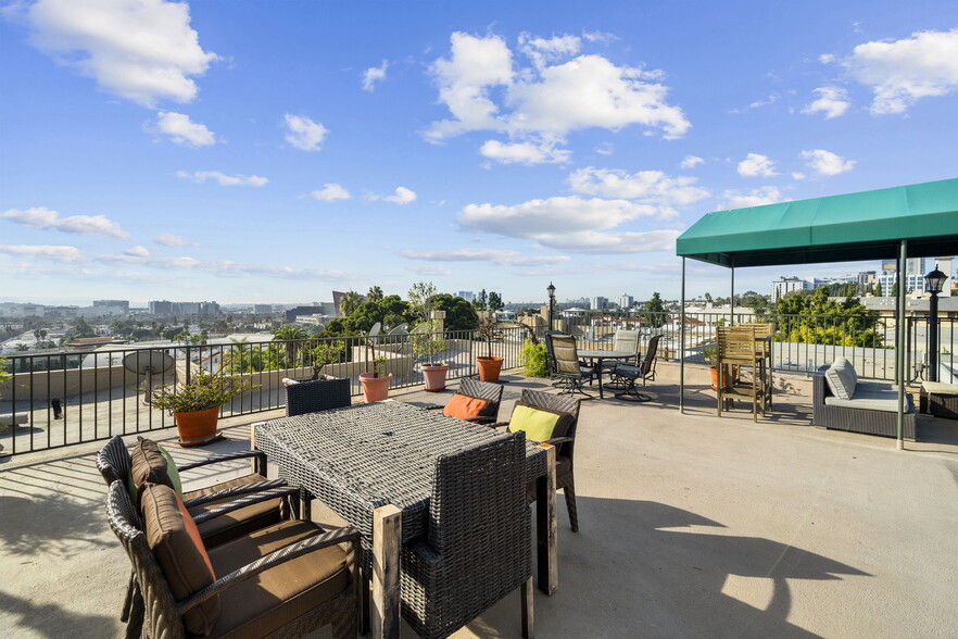 Building Photo - 8550 Holloway Dr