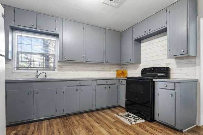 Building Photo - 472 E Main St