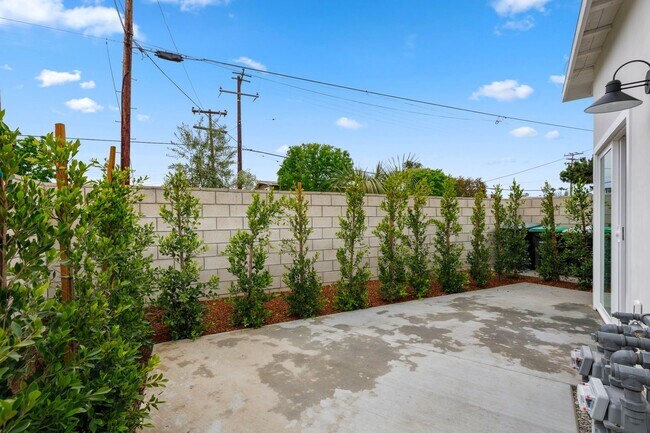 Building Photo - Carr- 1636-1638 Santa Ana