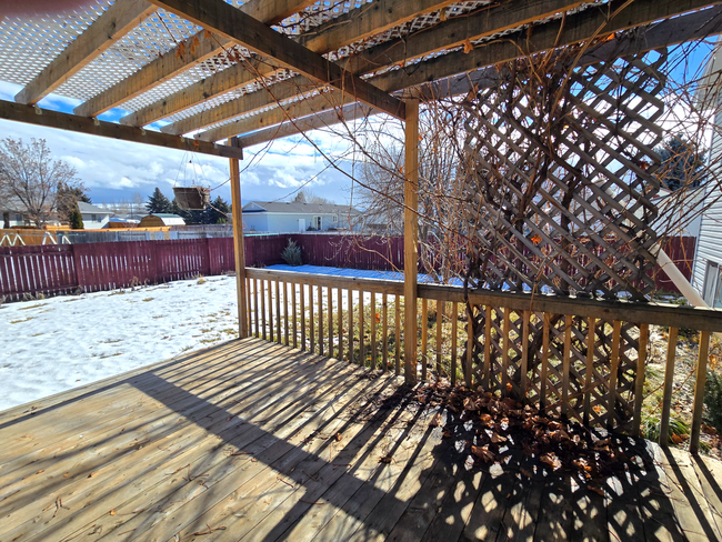 Building Photo - Large, Pet Friendly 5 Bedroom, 3 Bathroom Home for Rent in Ammon!  Fenced Backyard & Garage!  By ...