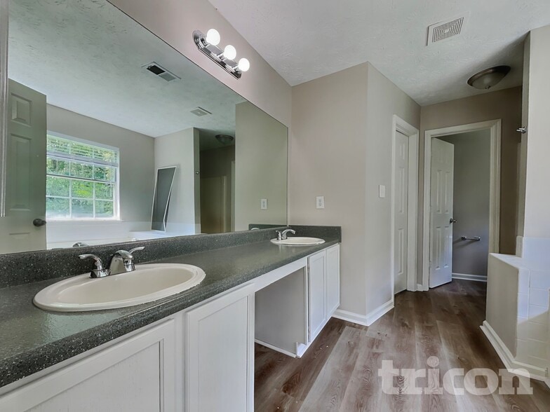 Building Photo - 1621 Smithson Dr