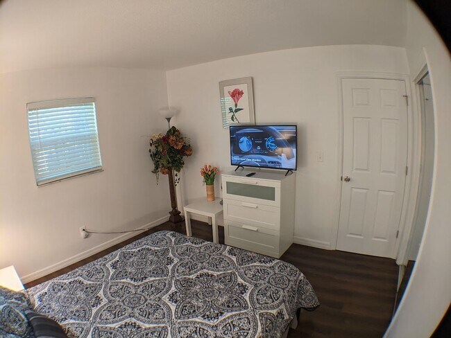 Building Photo - 2 Bed / 1 Bath Cozy Downtown Duplex Apartment