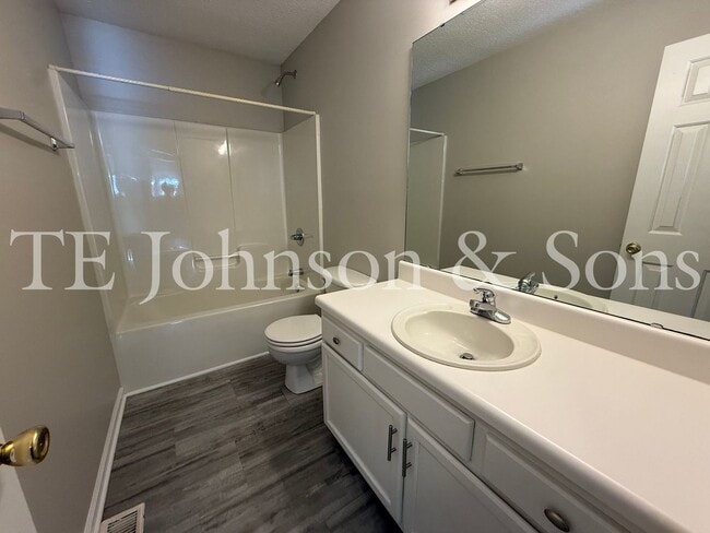 Building Photo - Spacious 4 Bedroom Home with Modern Comforts in Kernersville