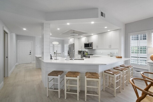 Building Photo - 2 Bedroom OFF-SEASON Rental Overlooking Wi...