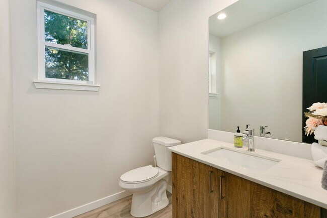 Building Photo - Gorgeous House in a Family-Friendly neighb...