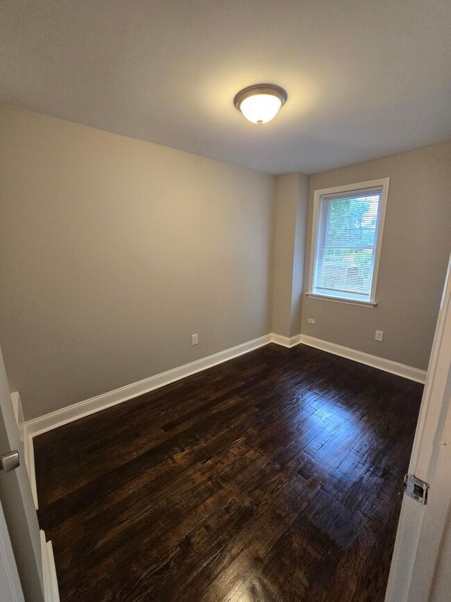 Building Photo - Beautiful 1 Bedroom w/ Den town home located in Dundalk.