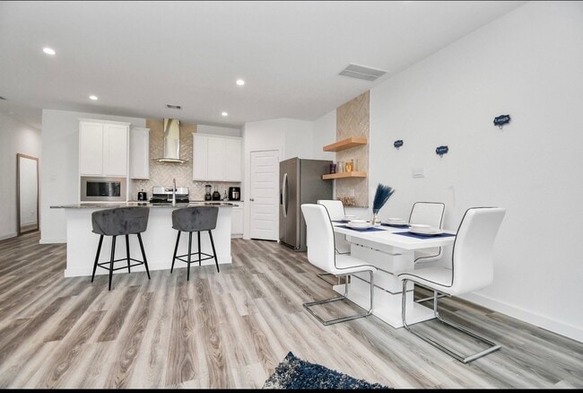 Building Photo - 10411 Pelham Cres Ct