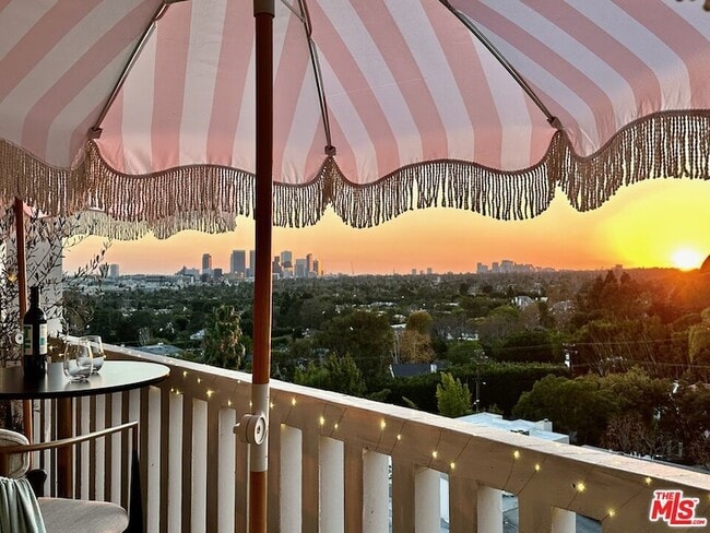 Building Photo - 999 N Doheny Dr