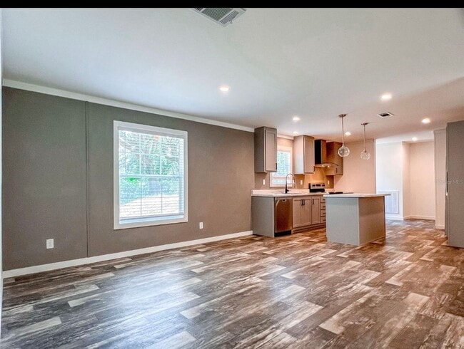 Building Photo - 5/3 Brooksville Available Now