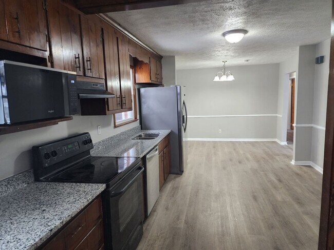 Building Photo - 3 Bedroom 2 Bath Brick Rancher in Mechanicsville!