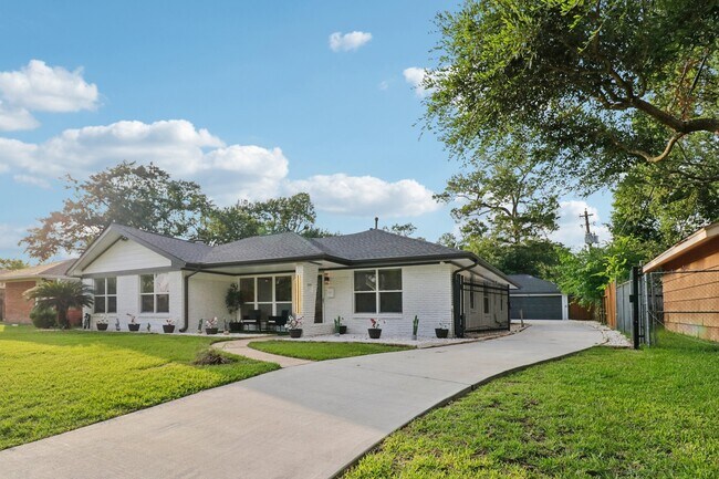 Building Photo - 10328 Shadow Oaks Dr