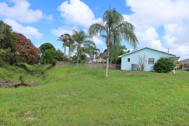 Building Photo - 601 SE Polynesian Ave
