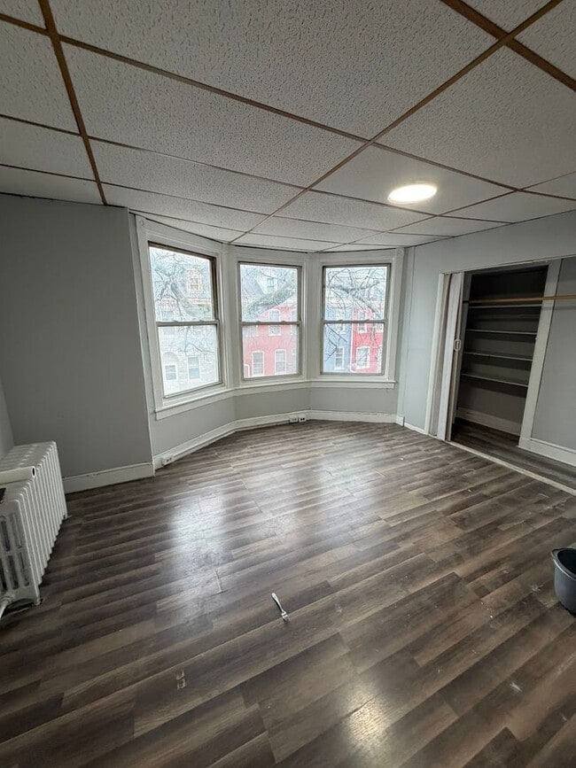 Building Photo - 5 Bedroom House