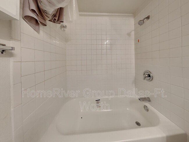 Building Photo - 816 Castleview Dr