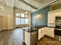 Building Photo - 1 Bedroom Loft Right by the River Market!