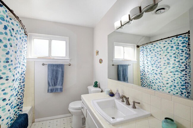 Building Photo - Great Central Davis 3 bedroom 2 bath home