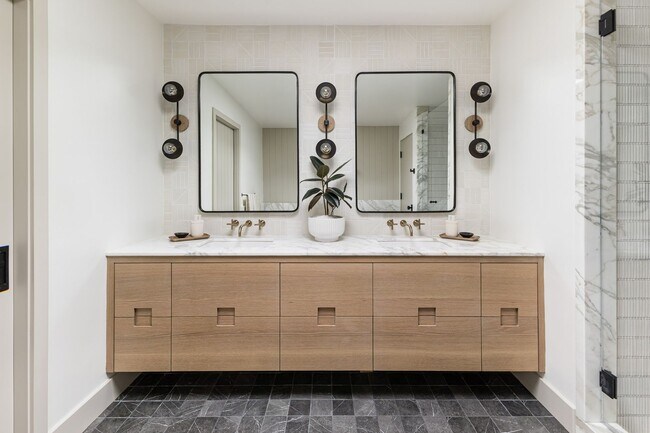 Building Photo - Great private location from this Fully ren...