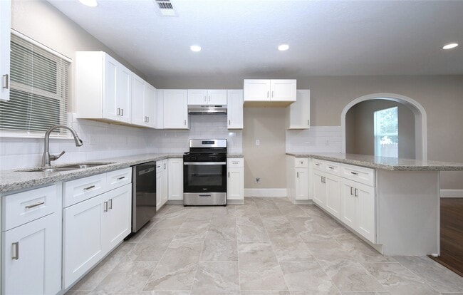 Building Photo - 5520 Lawson St