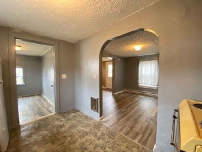 Building Photo - $200 OFF FIRST MONTH RENT -1 Bedroom Single Family Home in Elkhart!