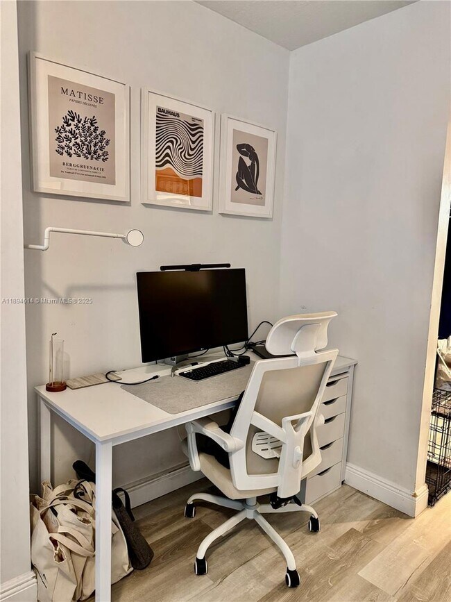 Building Photo - 1750 N Bayshore Dr