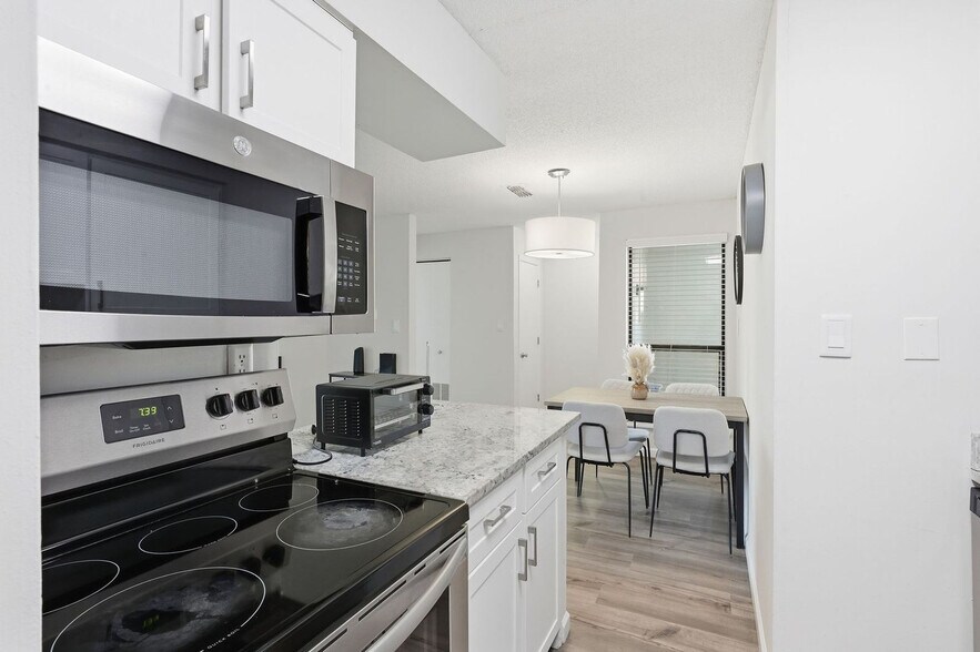 Building Photo - 2201 Deercross Dr