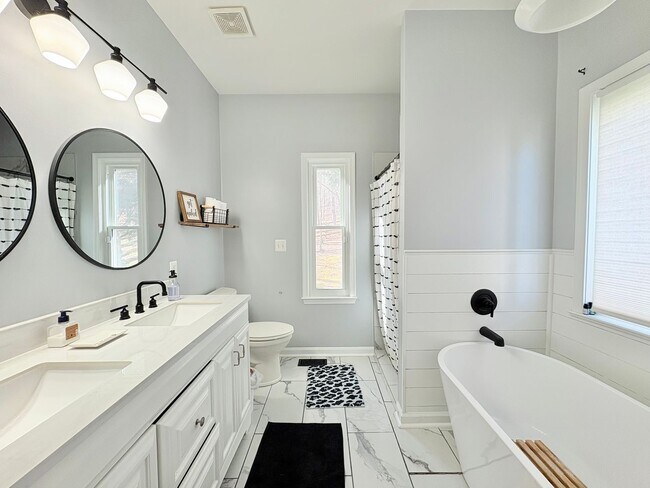 Building Photo - FREDERICKSBURG - MINUTES TO VRE - EASY COMMUTE TO QUANTICO!