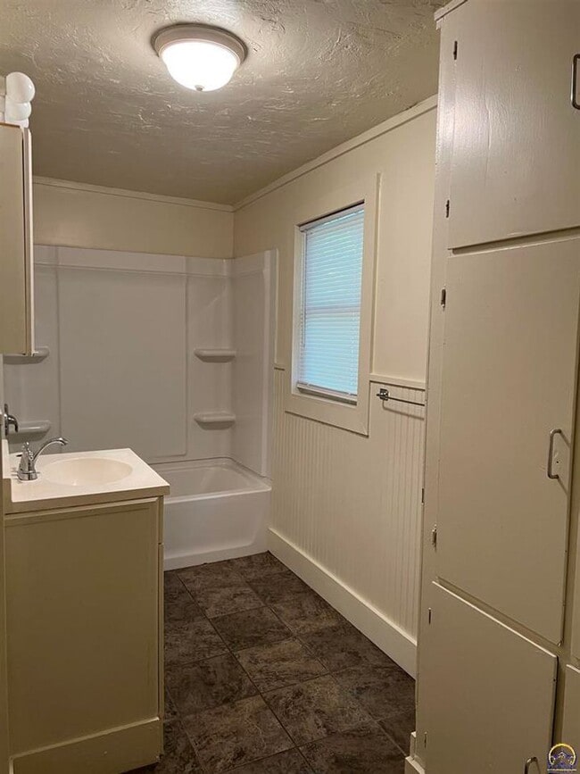 Building Photo - **Available Immediately** 4 bedroom / 1 bath home located near Washburn University