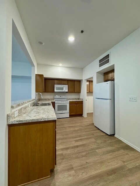 Building Photo - 2807 W Mockingbird Ln