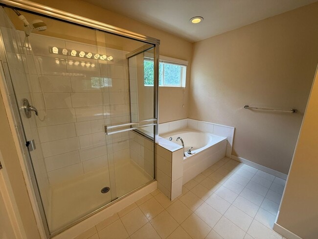 Building Photo - 3bd/2.5ba Sammamish Townhome