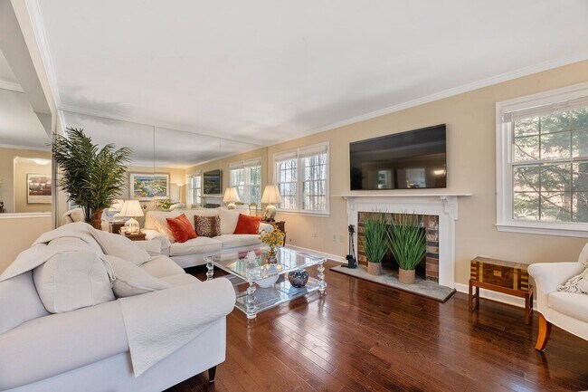 Building Photo - 4 Bedroom, 3.5 Bath Furnished Townhouse Available