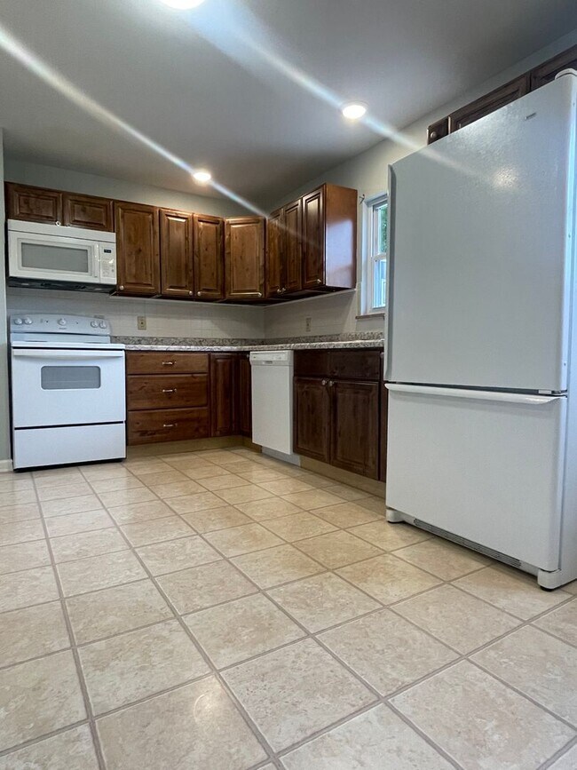 Building Photo - Knoxville 37923 - 2 bedroom, 1 bath home - Contact Lisa Vineyard or Shannon Russell at (865)216-9334