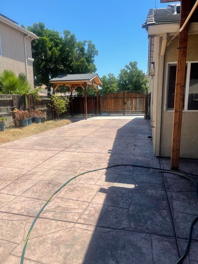 Building Photo - Available NOW! Half off 1st months rent