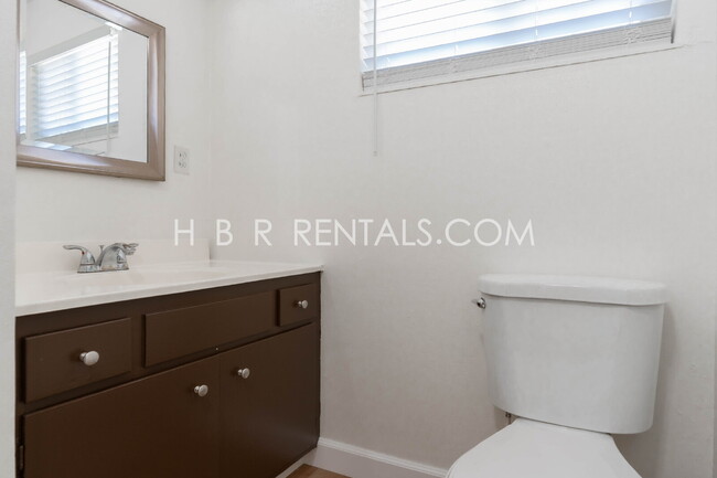 Building Photo - Charming Three Bedroom Single Story Liverm...