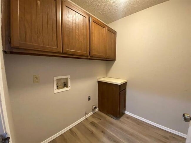 Building Photo - Jenks Schools! This 3 bedroom, 2 bath duplex is located at back of cul-de-sac