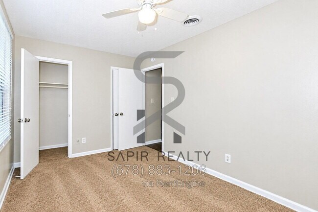 Building Photo - 4716 Oak St