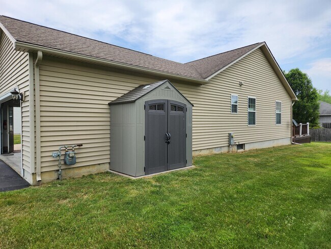 Building Photo - 8355 Nates Ln