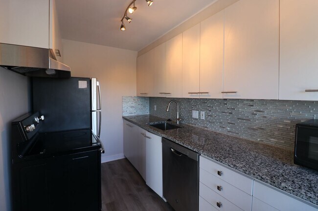 Building Photo - Gorgeous 3 Bedroom Queen Anne Apartment wi...