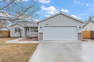 Building Photo - Remodeled Home in Kuna!