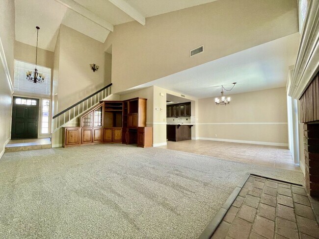 Building Photo - Beautiful 3 Bedroom 2.5 Bath Condo!