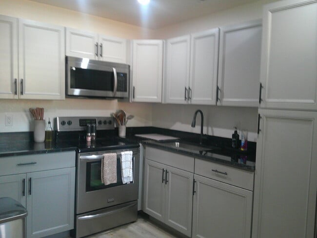Building Photo - Adorable updated 2 bedroom 1 bath Unit in ...