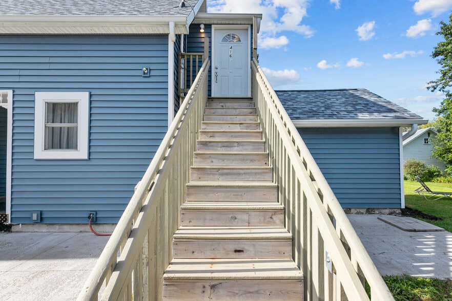 Upper Unit - 416 W Main St