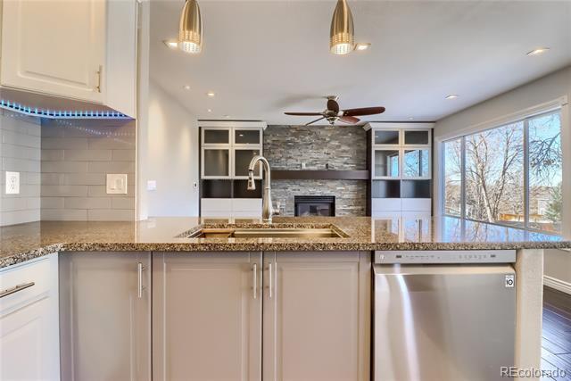 Building Photo - 16229 Hedgeway Dr