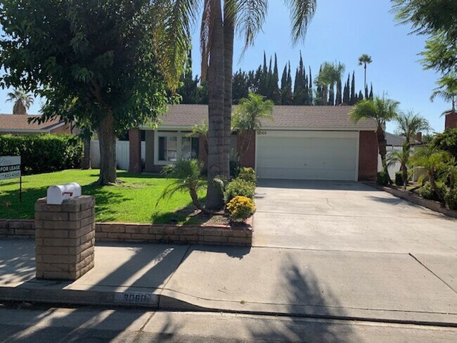 Building Photo - $2,975 4 BEDROOM 2 BATH + OFFICE/ DEN (RIV...